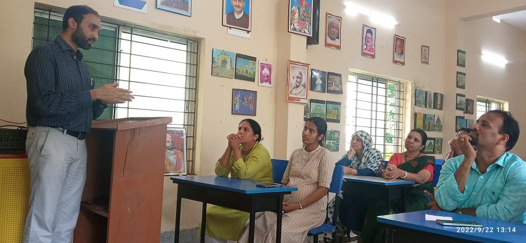 KHANE PE CHARCHA (DISCUSSION AT LUNCH TIME)